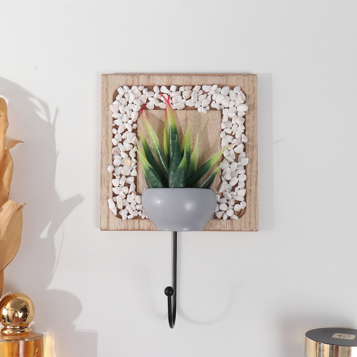 Настенный крючок декоративный